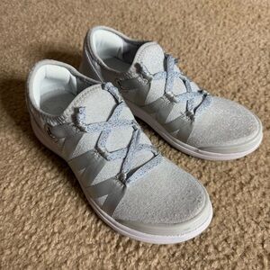 BZees Light Gray Sparkle Inspire Slip On Sneakers - Women’s Size 6.5